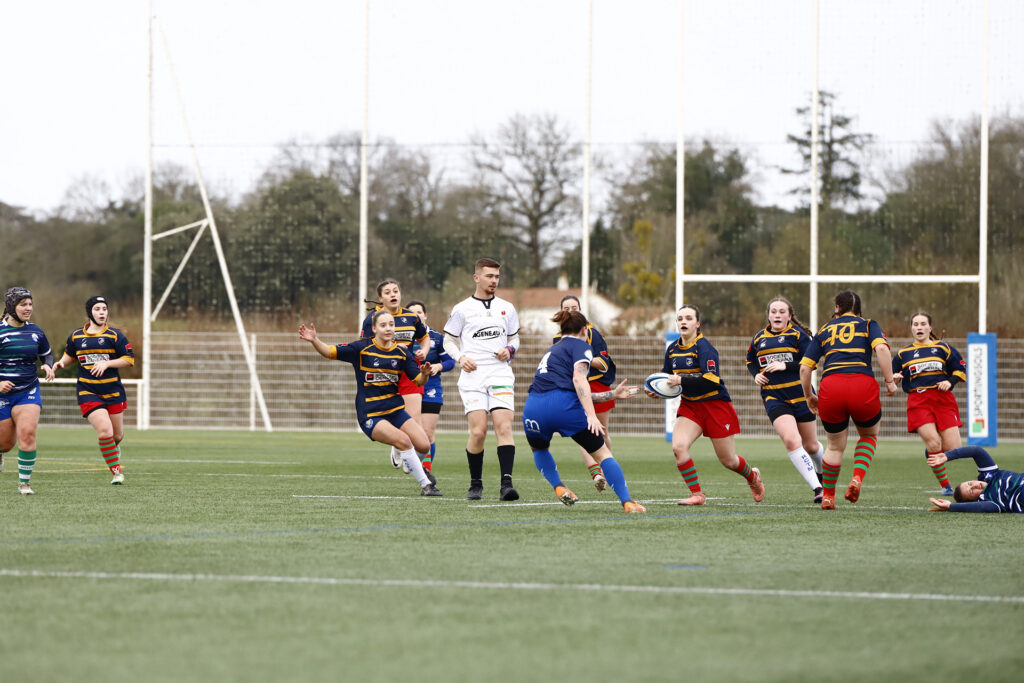 equipe-rugby-feminin-montaigu.jpg Joueuses de rugby féminin du RCTM de Montaigu en action