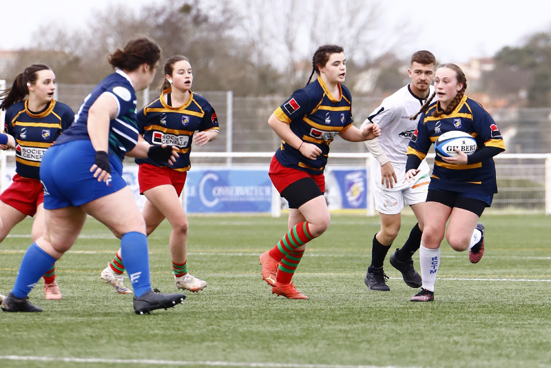 equipe-rugby-feminin-montaigu.jpg Joueuses de rugby féminin du RCTM de Montaigu en attaque